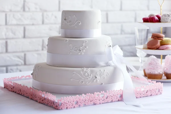 Pastel en capas de boda en mesa decorada en restaurante —  Fotos de Stock