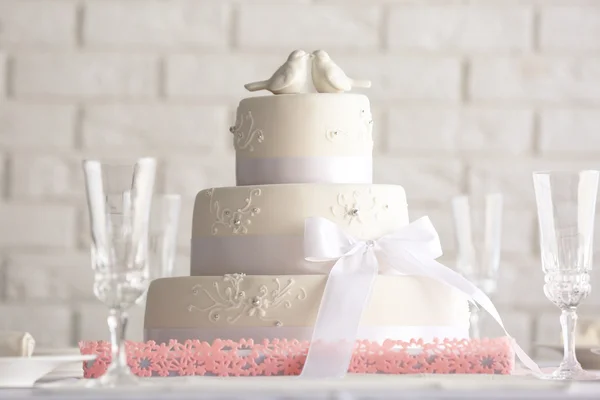 Pastel en capas de boda en restaurante decorado en fondo blanco de la pared —  Fotos de Stock