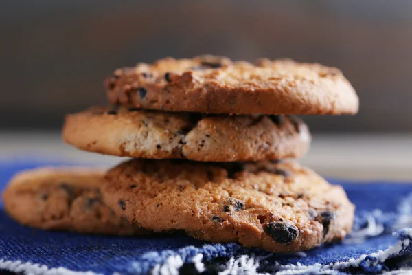 A cookie-k, homályos háttérrel látható, fából készült tábla csokoládé morzsa közelről — Stock Fotó