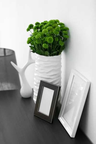 Beaux chrysanthèmes verts dans un vase sur commode dans la chambre — Photo