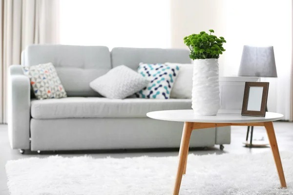 Beautiful green chrysanthemums in vase on table in room — Stock Photo, Image