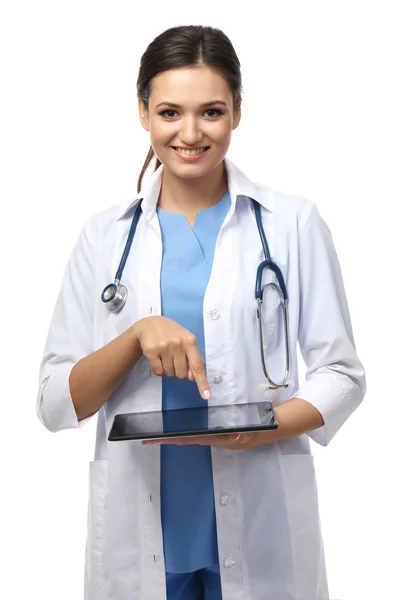 Médico sorridente segurando um comprimido — Fotografia de Stock