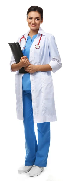 Médico sonriente sosteniendo una carpeta — Foto de Stock