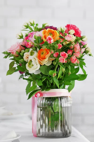 Schöne Blumen in der Vase — Stockfoto