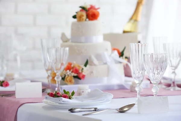 Красивый сервированный стол для свадьбы или другого торжества в ресторане — стоковое фото