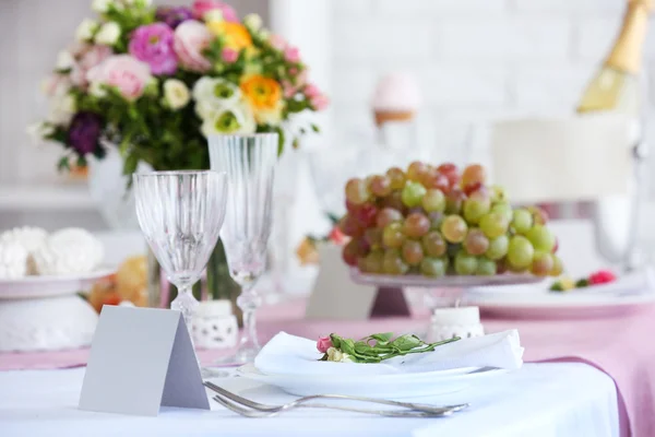 Bellissimo tavolo servito per matrimoni o altre celebrazioni nel ristorante — Foto Stock