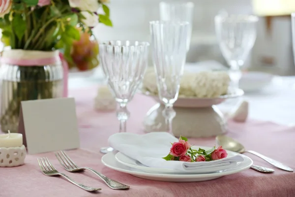 Beautiful serveras tabell för bröllop eller annan fest i restaurang — Stockfoto