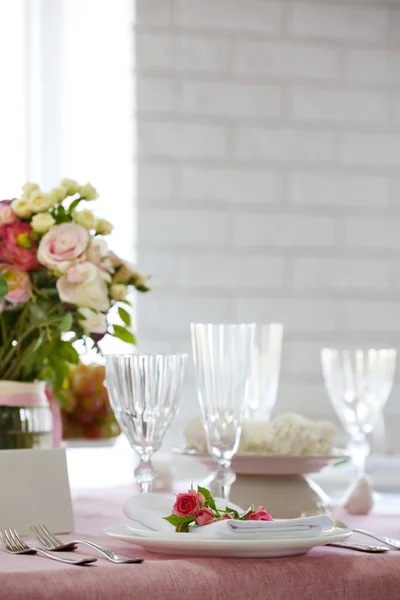 Hermosa mesa servida para la boda u otra celebración en el restaurante —  Fotos de Stock