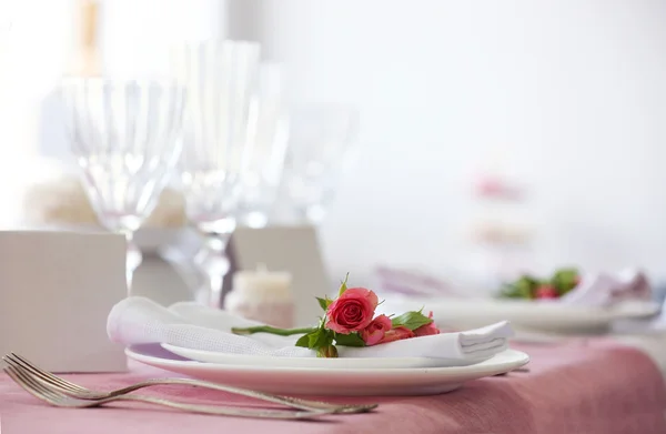 Beautiful served table for wedding or other celebration in restaurant — Stock Photo, Image