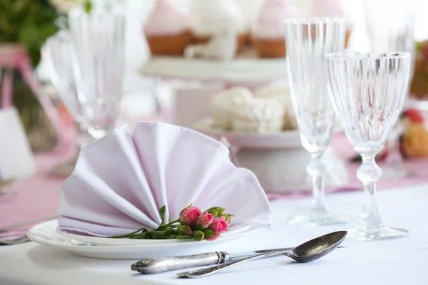 Bellissimo tavolo servito per matrimoni o altre celebrazioni nel ristorante — Foto Stock