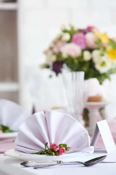 Hermosa mesa servida para la boda u otra celebración en el restaurante —  Fotos de Stock