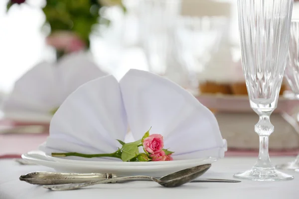 Beautiful served table for wedding or other celebration in restaurant — Stock Photo, Image