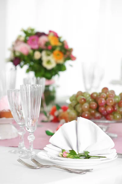 Hermosa mesa servida para la boda u otra celebración en el restaurante — Foto de Stock