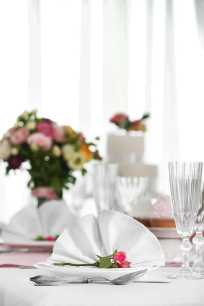 Beautiful served table for wedding or other celebration in restaurant — Stock Photo, Image