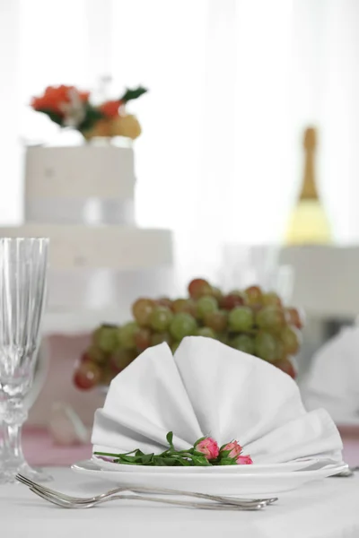 Bellissimo tavolo servito per matrimoni o altre celebrazioni nel ristorante — Foto Stock