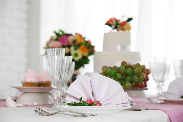 Beautiful served table for wedding or other celebration in restaurant — Stock Photo, Image