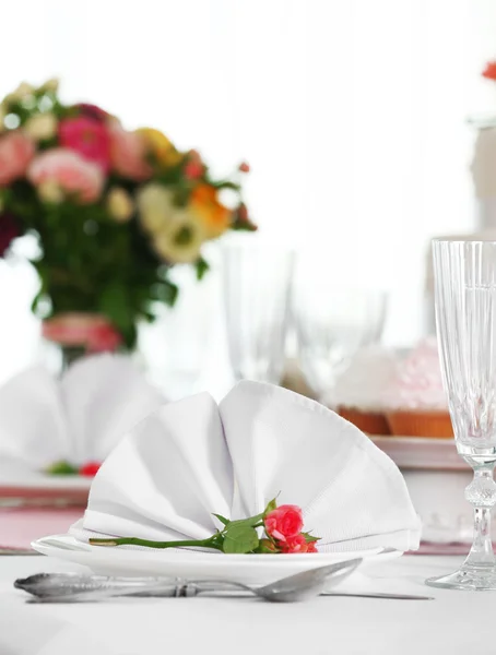 Bela mesa servida para casamento ou outra celebração no restaurante — Fotografia de Stock