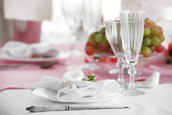 Красивый сервированный стол для свадьбы или другого торжества в ресторане — стоковое фото