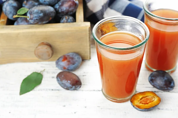 Succo di prugna in bicchieri con frutta fresca — Foto Stock