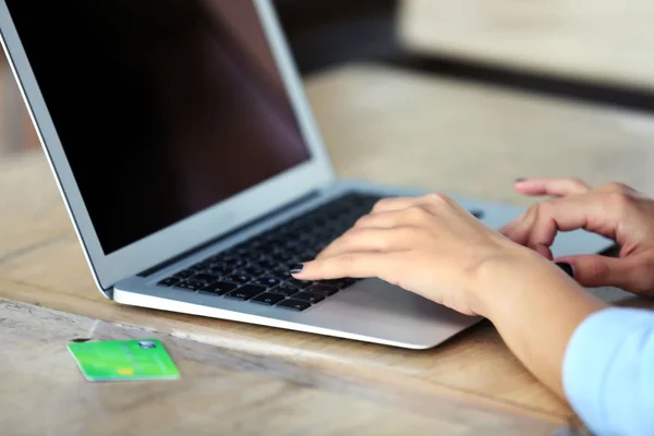 Frau arbeitet mit Laptop — Stockfoto