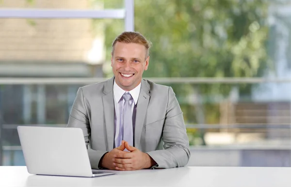 Mann arbeitet mit Laptop — Stockfoto