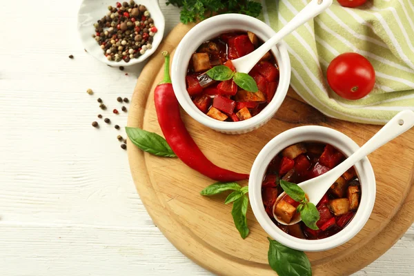 Gustosa ratatouille vegetariana fatta di melanzane, zucca, pomodori in ciotole su sfondo tavolo di legno — Foto Stock