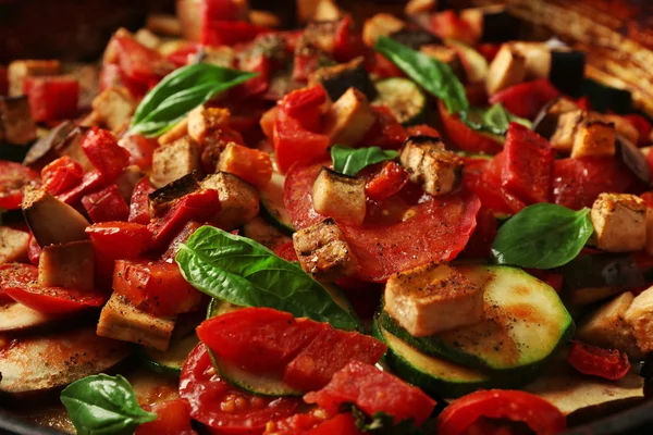 Gustosa ratatouille vegetariana in padella di ghisa nera, primo piano — Foto Stock