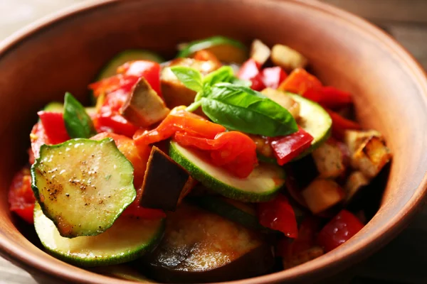 Leckere vegetarische Ratatouille aus Auberginen, Kürbis, Tomaten in Schale auf Holztischhintergrund — Stockfoto