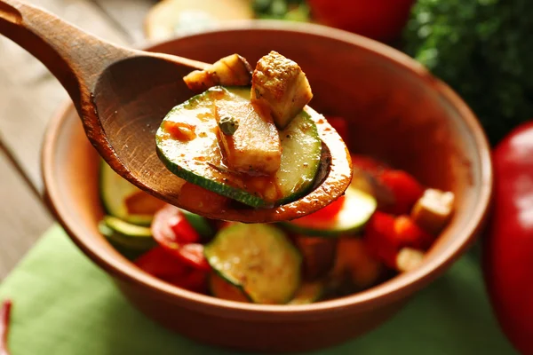 Sabroso ratatouille vegetariano hecho de berenjenas, calabaza, tomates en tazón sobre fondo de mesa de madera —  Fotos de Stock