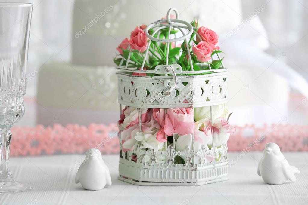 Fleurs En Cage Et Oiseaux Sur Fond De Gâteau De Mariage