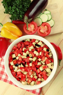 Ratatouille pişirme ve maddeler, ahşap arka plan üzerinde önce