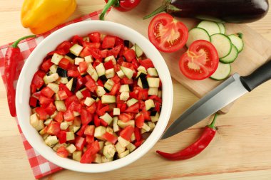 Ratatouille pişirme ve maddeler, ahşap arka plan üzerinde önce