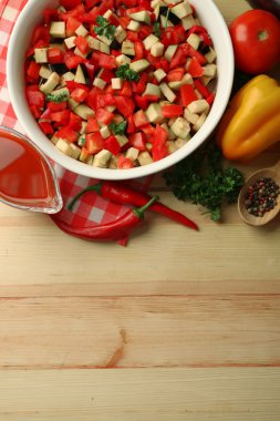 Ratatouille pişirme ve maddeler, ahşap arka plan üzerinde önce