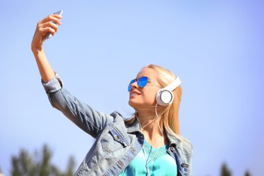 Müzik dinleyen kadın 