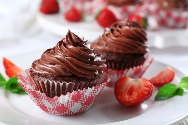 Tabak portre üzerinde çikolata cupcakes