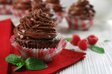 Kırmızı peçete portre üzerinde çikolata cupcakes