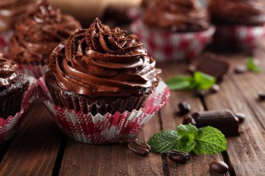 Ahşap arka plan üzerinde çikolata cupcakes