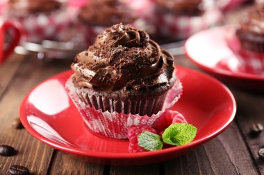 Uçan daire portre üzerinde çikolata cupcakes