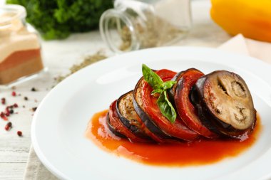 Ratatouille plaka, tablo arka plan üzerinde