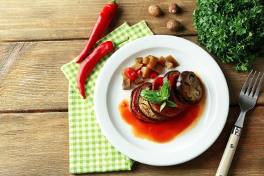 Ratatouille plaka, tablo arka plan üzerinde