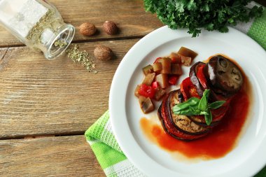 Ratatouille plaka, tablo arka plan üzerinde