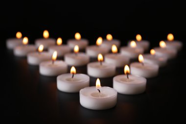 Satırdaki yanıyor mumlar