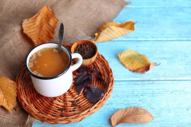 Çorba hasır mat bir masada bir fincan