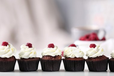 Krem ve ahududu tablo ile güzel çikolata cupcakes
