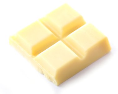 Beyaz arkaplanda izole edilmiş beyaz çikolata parçaları