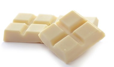 Beyaz arkaplanda izole edilmiş beyaz çikolata parçaları