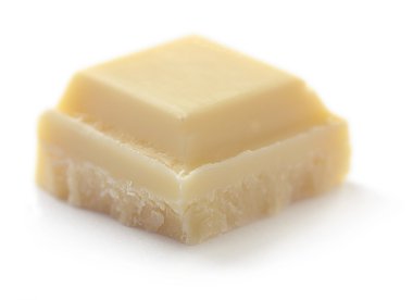 Beyaz arka plan üzerinde izole beyaz çikolata parça