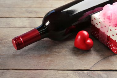 Bir şişe şarap ve bir hediye kutusunda, ahşap arka plan