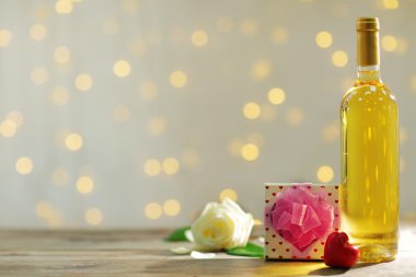 Bir şişe şarap, hediye kutusu ve diğer süs, arka plan bulanık ayarlama