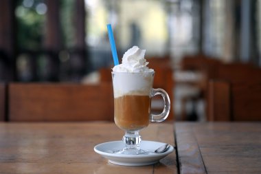 Kafedeki masada buzlu kahve.